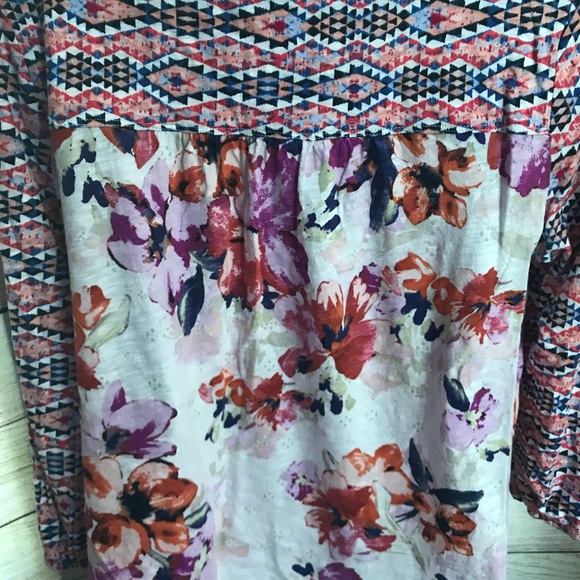 3/4 length sleeve floral light weight shirt. - Picture 4 of 4